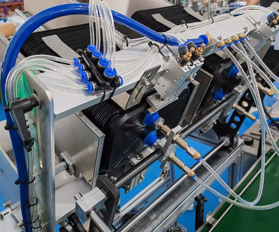 Etiquetadora automática de etiqueta adhesiva para bolsa de bolsa plana de alta precisión para superficie plana